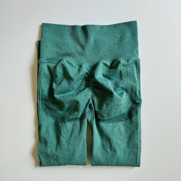 Green Gym Set: Bubble Butt Marled Gray Seamless Leggings + Long Sleeve Crop Top - Picture 14 of 14